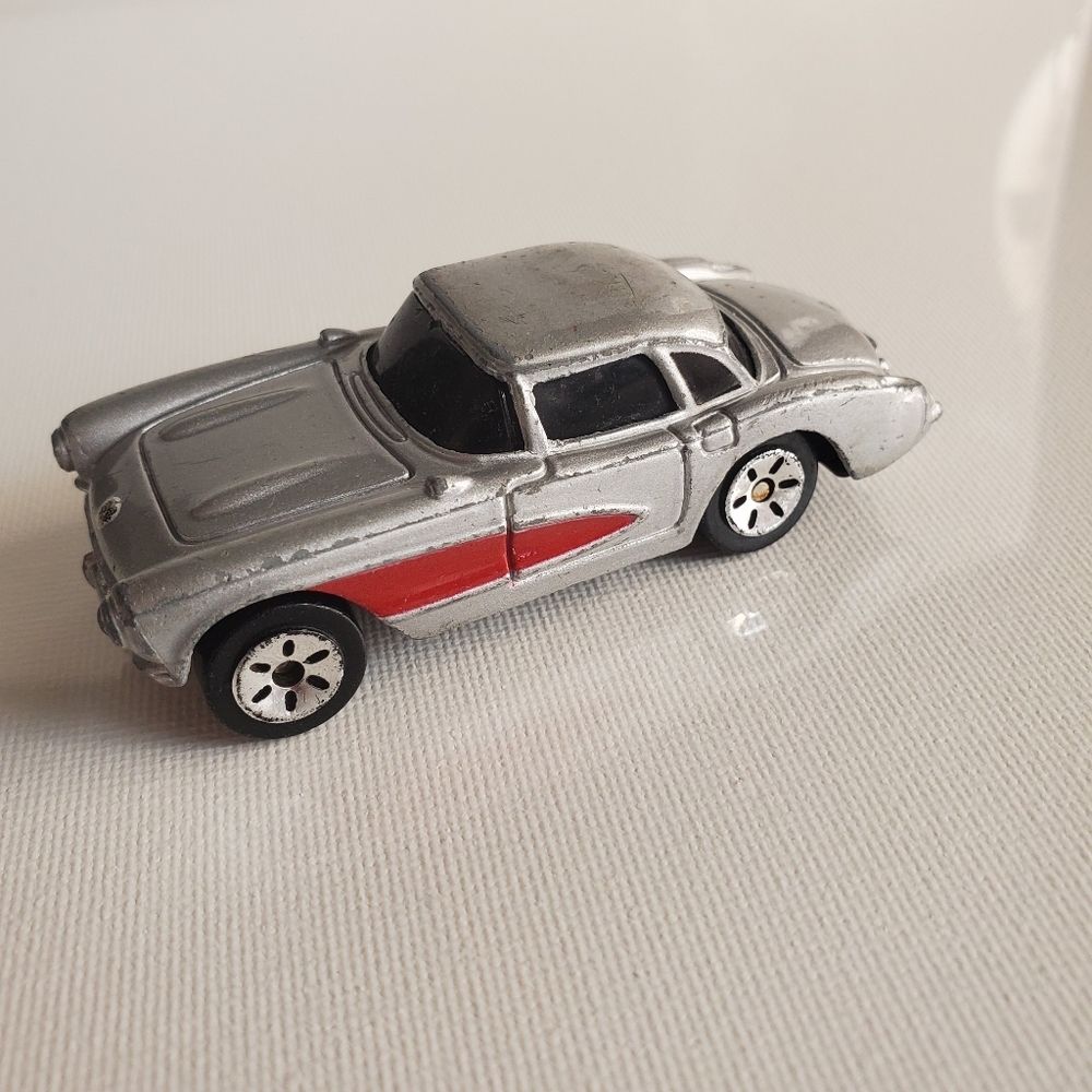 Maisto "57 Chevrolet Corvette" Toy Car - Picture 2 of 7